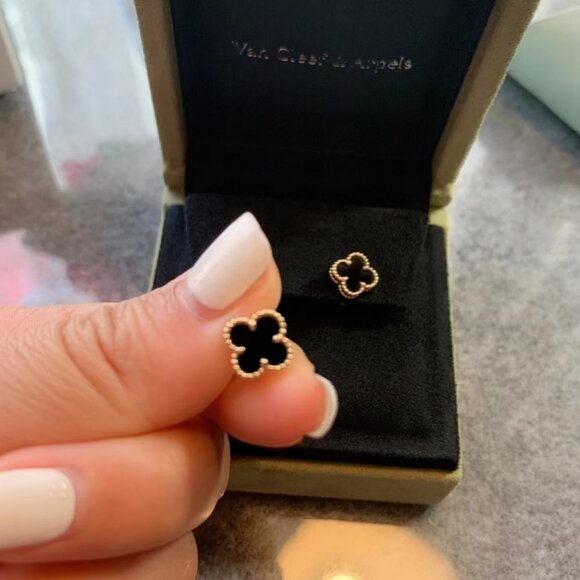 💎Authentic 💎Van Cleef & Arpels 18K gold and onyx earrings💎 - Picture 7 of 8